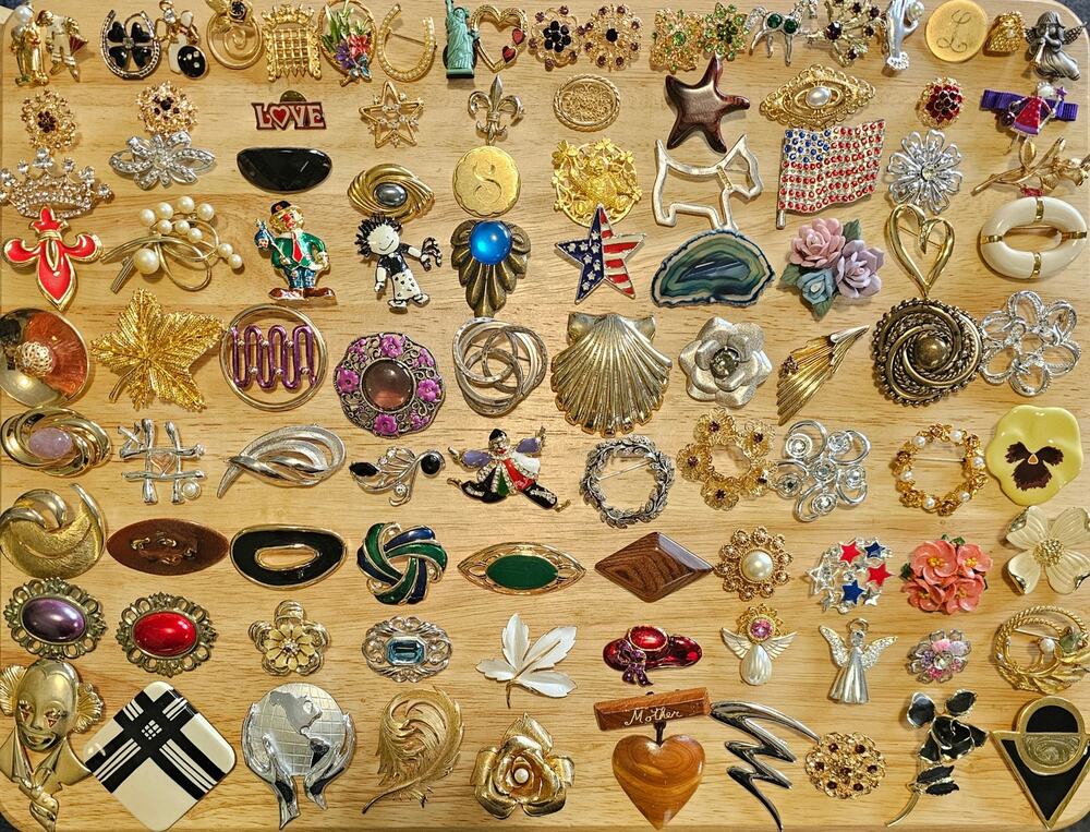100 Piece Brooch Lot Vintage & Modern for Resellers Collectors Some Brand Names